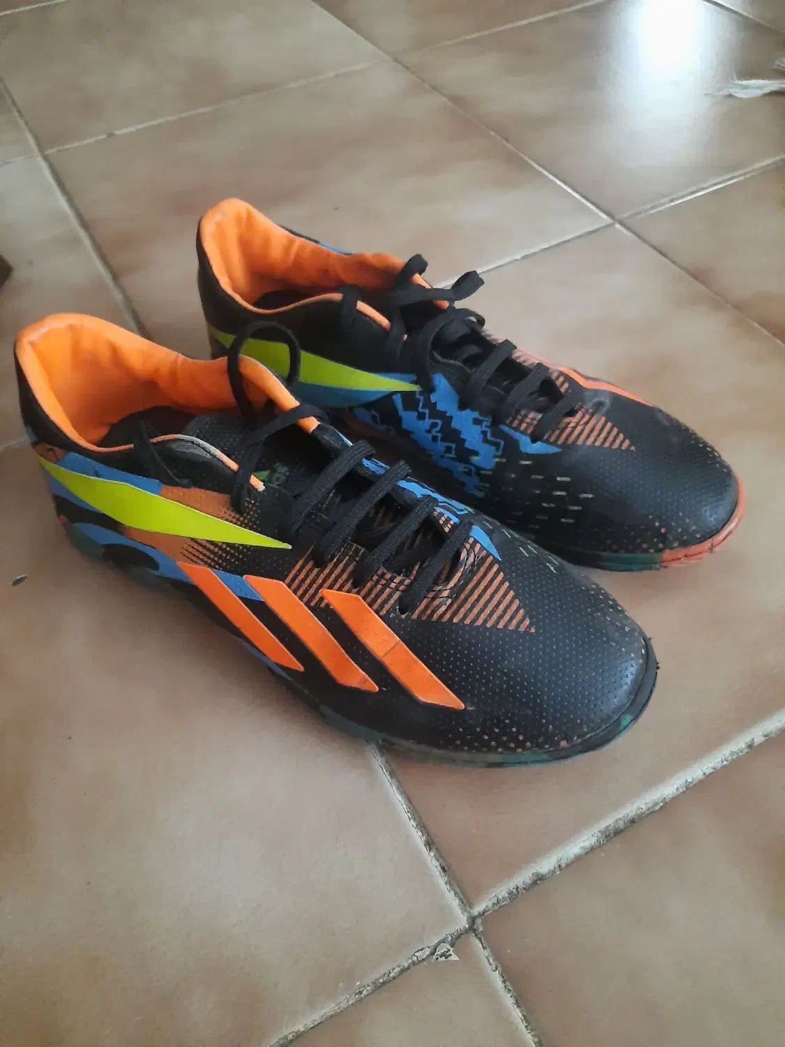 کفش فوتسال ( مناسب سالن)|کیف، کفش، کمربند|رشت, منظریه|دیوار