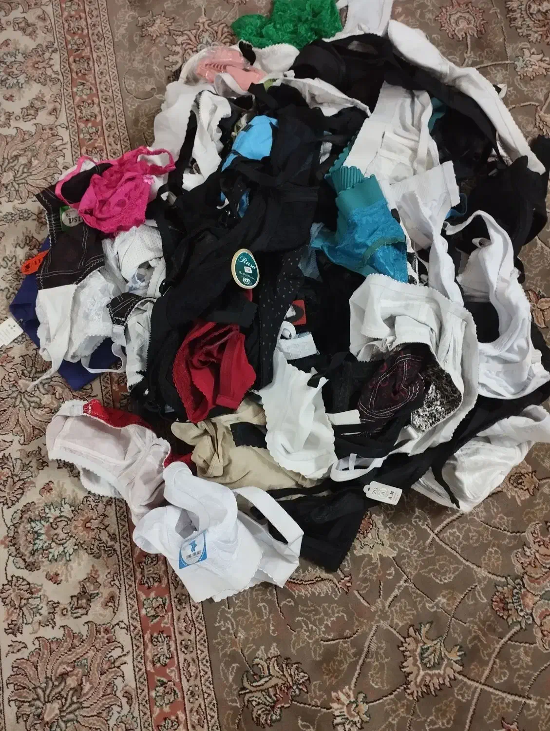 لباس زیر زنانه|لباس|مشهد, هفت تیر (نه دره)|دیوار