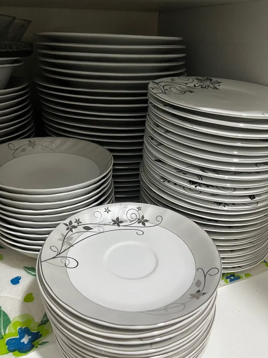 سرویس کامل پذیرایی۱۳۰ پارچه|ظروف سرو و پذیرایی|کرمان, |دیوار