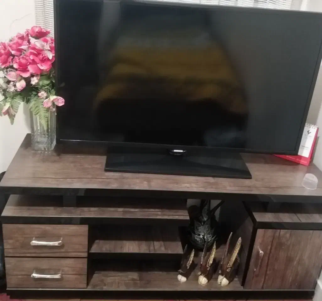 میز تلویزیون  و تلوزیون|تلویزیون و پروژکتور|اسلام‌شهر, مسکن مهر اسلاشهر (شهرک امام خمینی)|دیوار