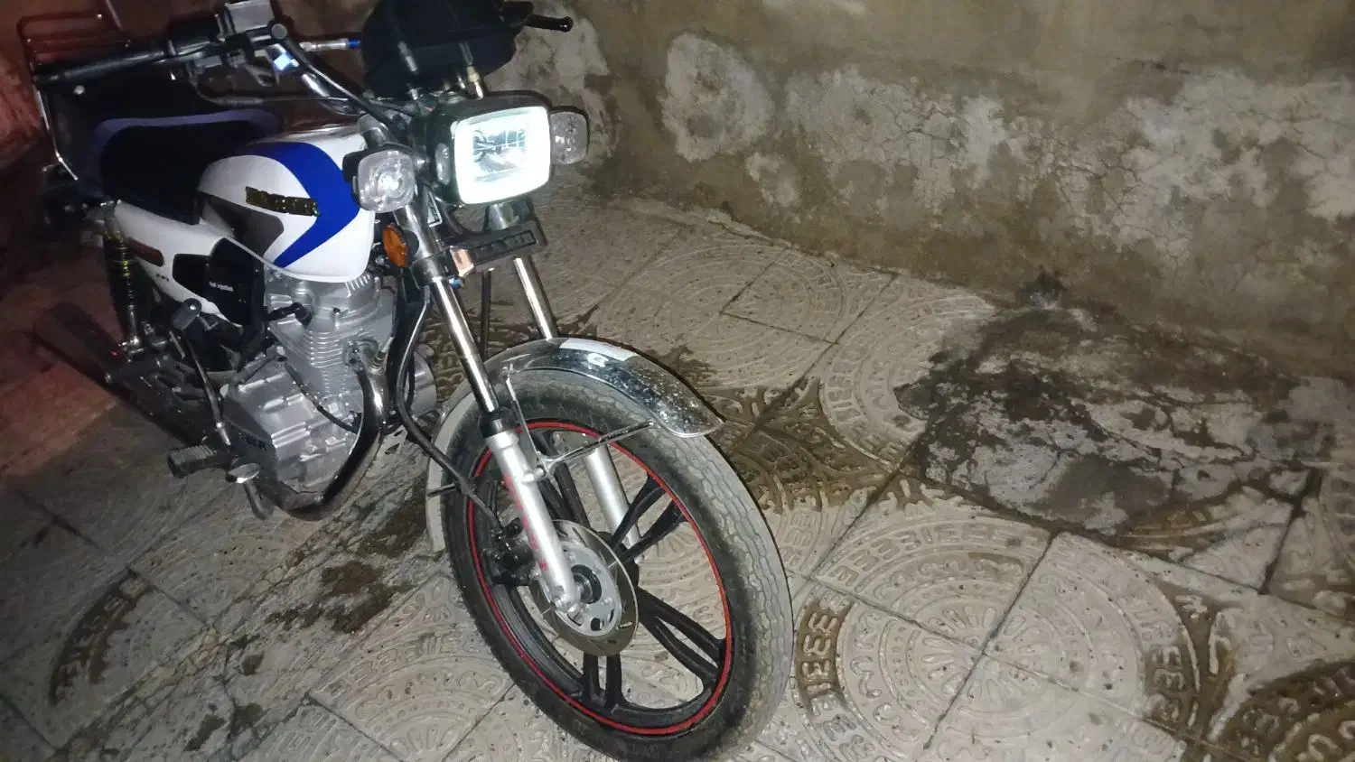 موتور کبیر ۲۰۰ عروسک|موتورسیکلت|صحنه, |دیوار