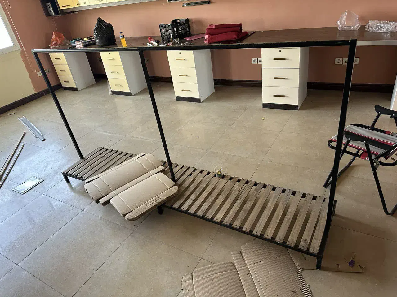 رگال لباسی همراه چوب لباسی|فروشگاه و مغازه|اصفهان, نقش جهان|دیوار