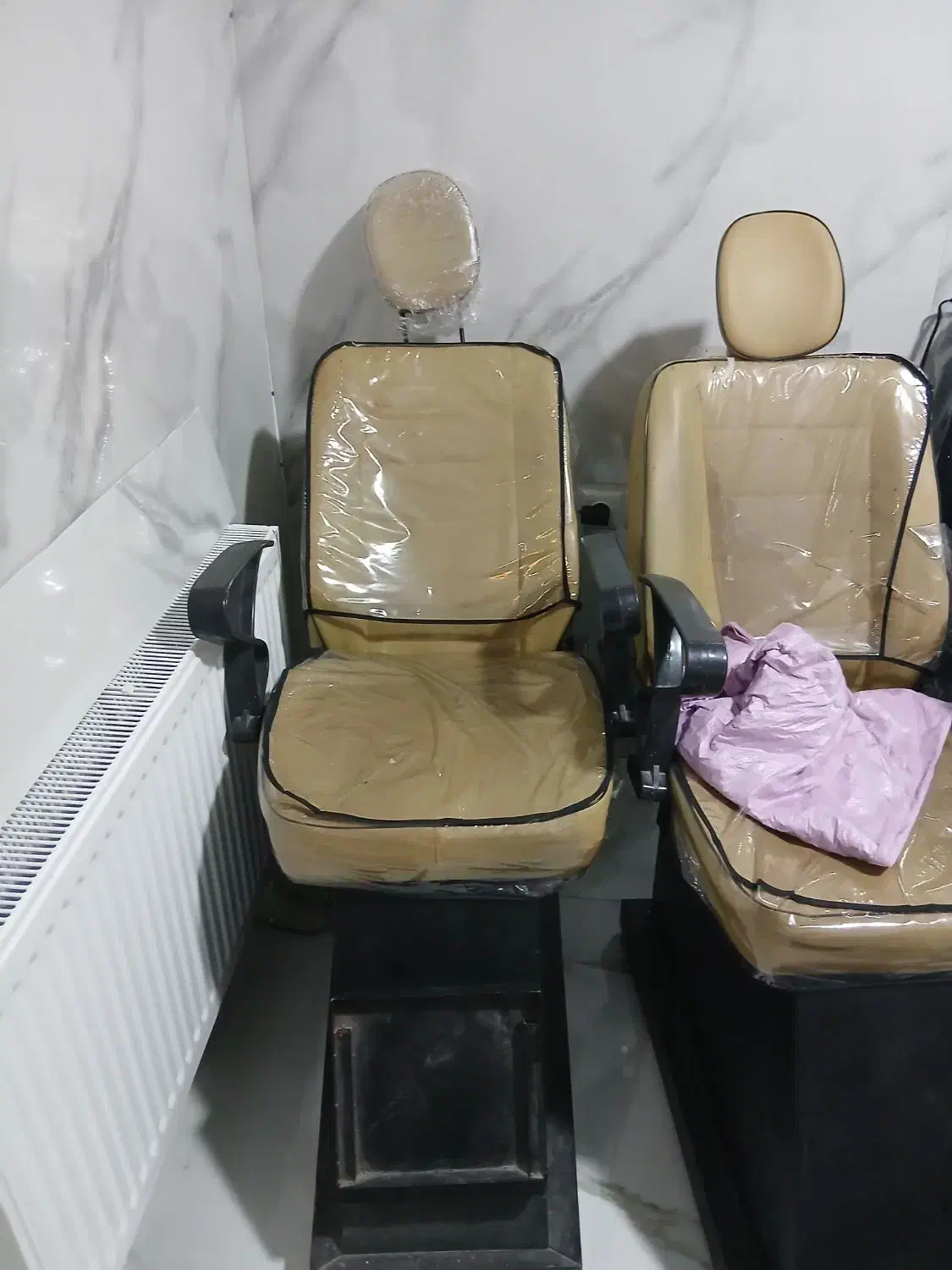 دو عدد صندلی اصلاح و دوعدد صندلی رنگ|آرایشگاه و سالنهای زیبایی|شهرکرد, |دیوار