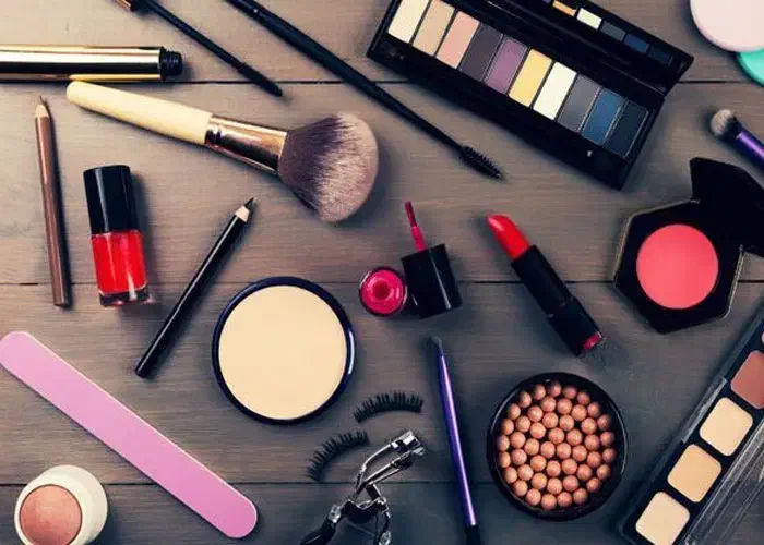 فروشنده خانم لوازم آرایشی|استخدام بازاریابی و فروش|مشهد, راهنمایی|دیوار