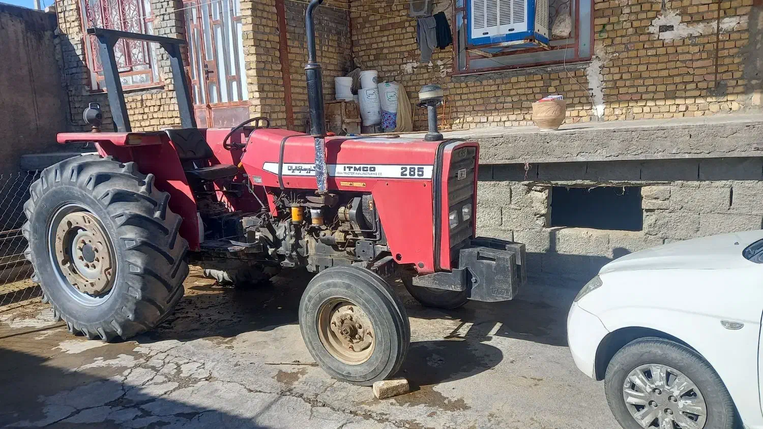 تراکتور|خودرو سنگین|زاغه, |دیوار