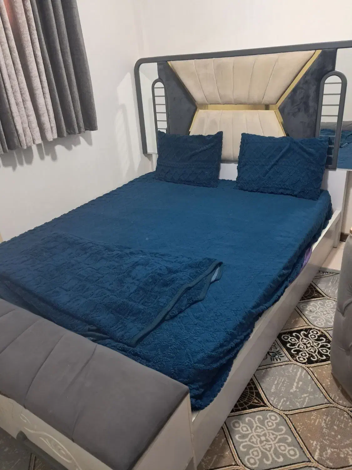 تخت خواب دو نفره و میز ارایشی|تخت و سرویس خواب|بندرعباس, |دیوار