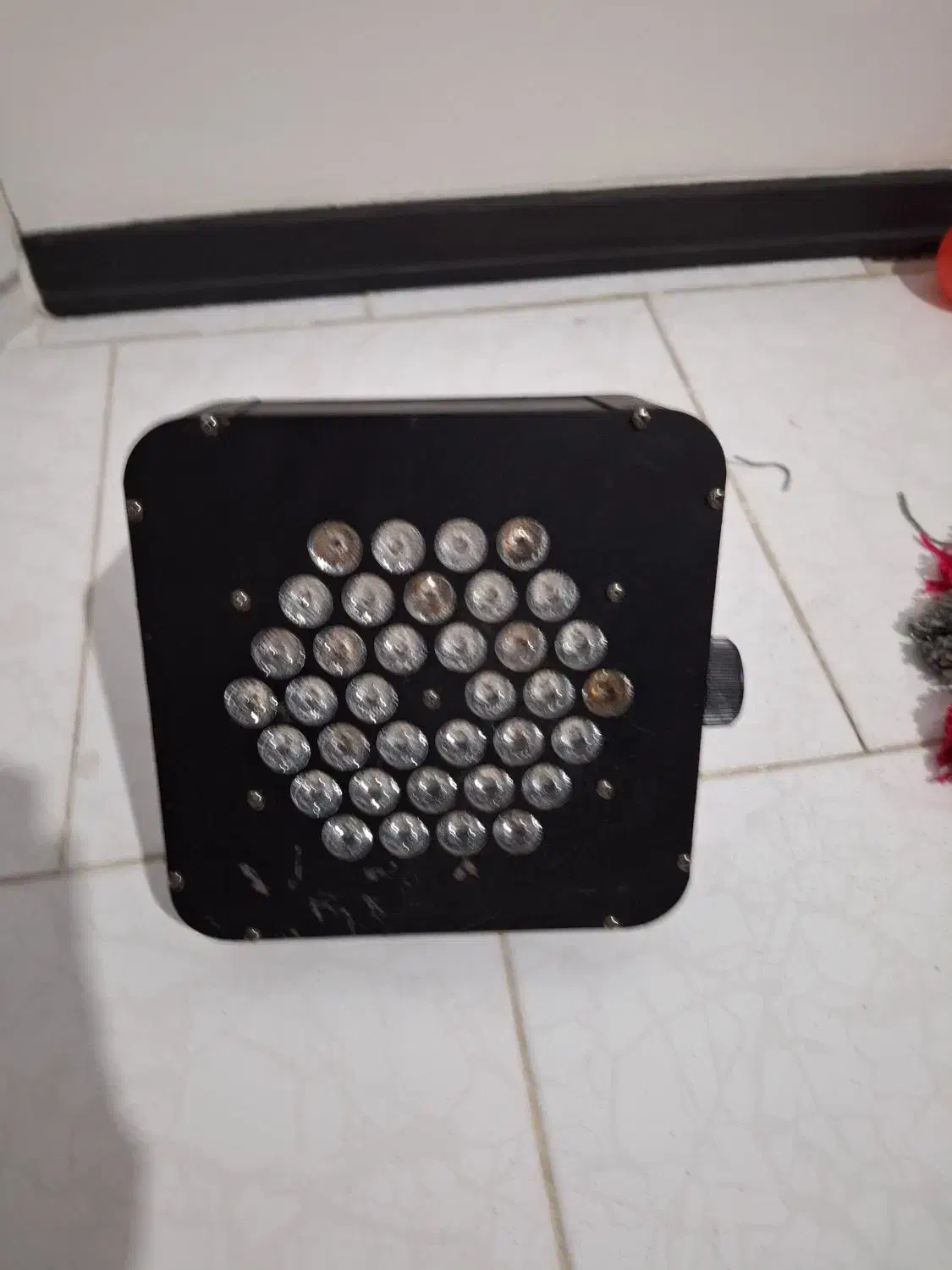 بلک وایت|تلویزیون و پروژکتور|پرند, فاز ۲|دیوار