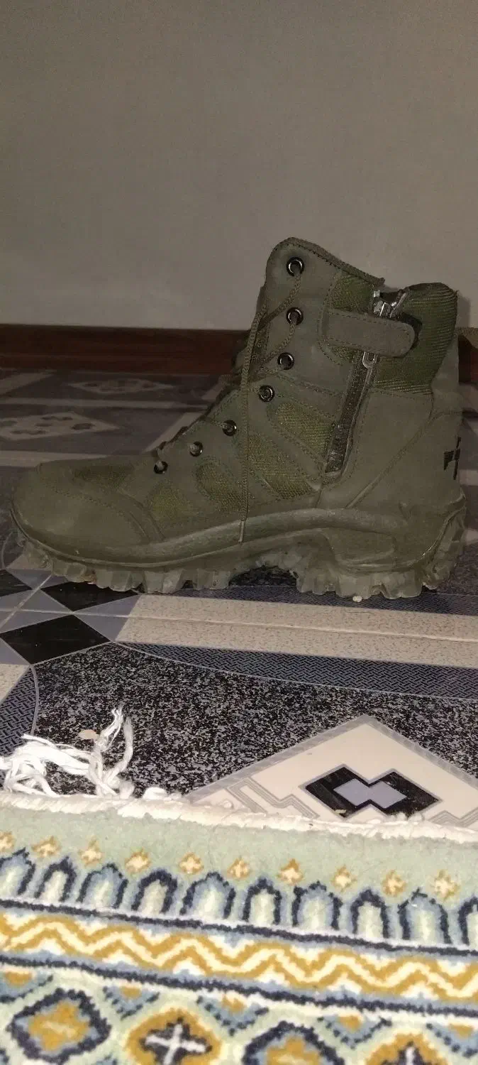 پوتین رافائل ایرانی|کیف، کفش، کمربند|شاهینشهر, اقبال لاهوری|دیوار