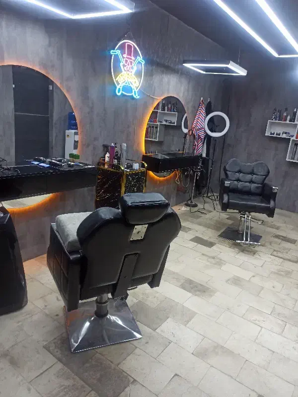 نیازمند یک عدد آرایشگر و یک عدد شاگرد ارایشگاه|استخدام درمانی، زیبایی، بهداشتی|اصفهان, رسالت|دیوار