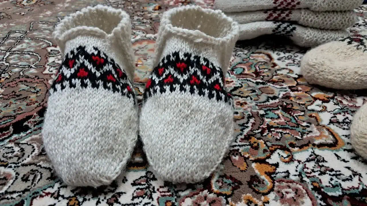 پاپوش یا گیوه ی سنتی|کیف، کفش، کمربند|فومن, |دیوار