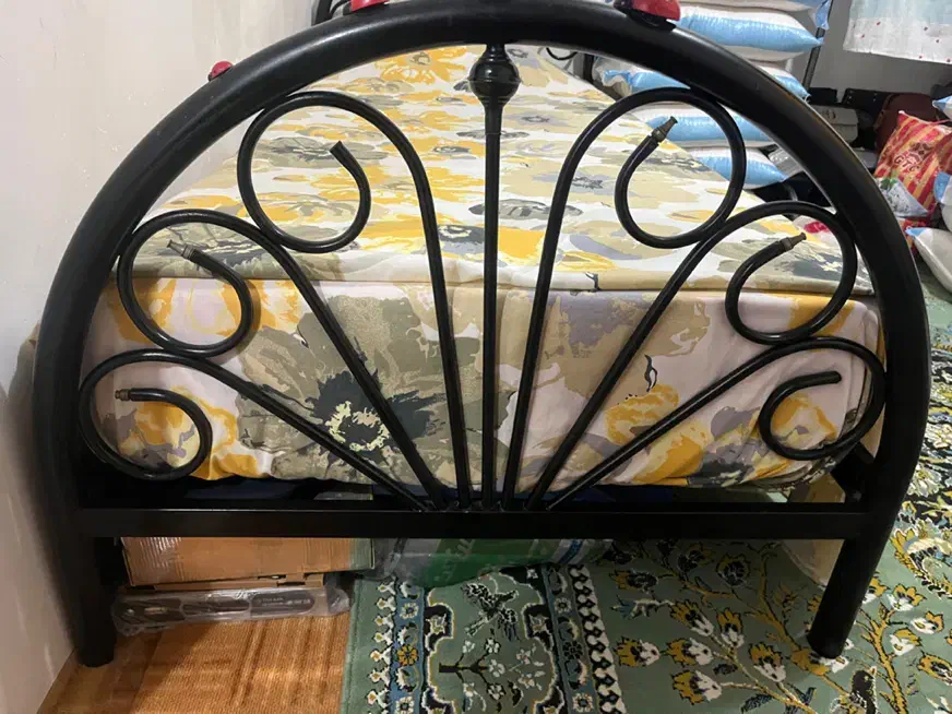 تخت تک نفره در حد نو|تخت و سرویس خواب|آستانه اشرفیه, |دیوار