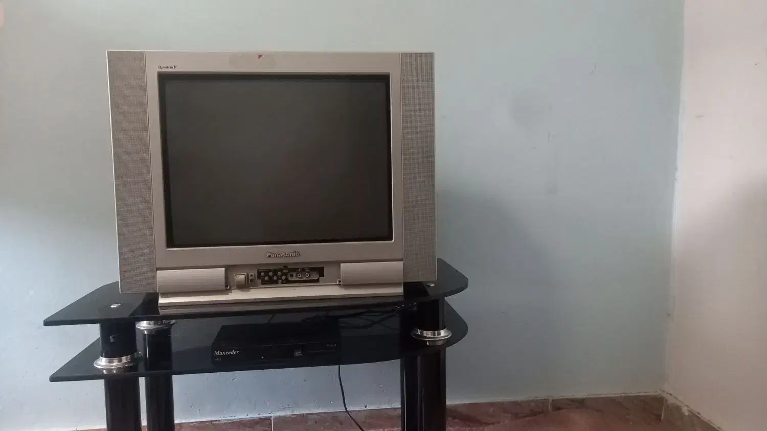 تلویزیون ۲۱ پاناسونیک همراه میز وگیرنده دیجیتال|تلویزیون و پروژکتور|همدان, |دیوار