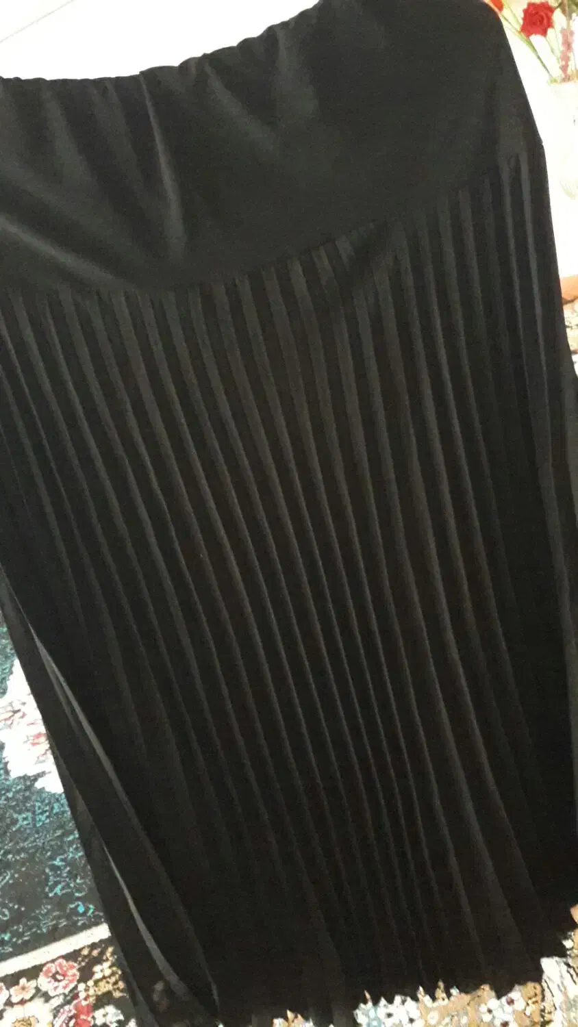 تعدادی بلیز،دامن و لباس مجلسی|لباس|صحنه, |دیوار