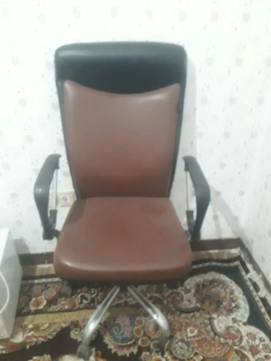 صندلی مدیریت ،کامپیوتر ،چرخدار|مبلمان اداری|شیراز, قلعه شاهزاده بیگم|دیوار