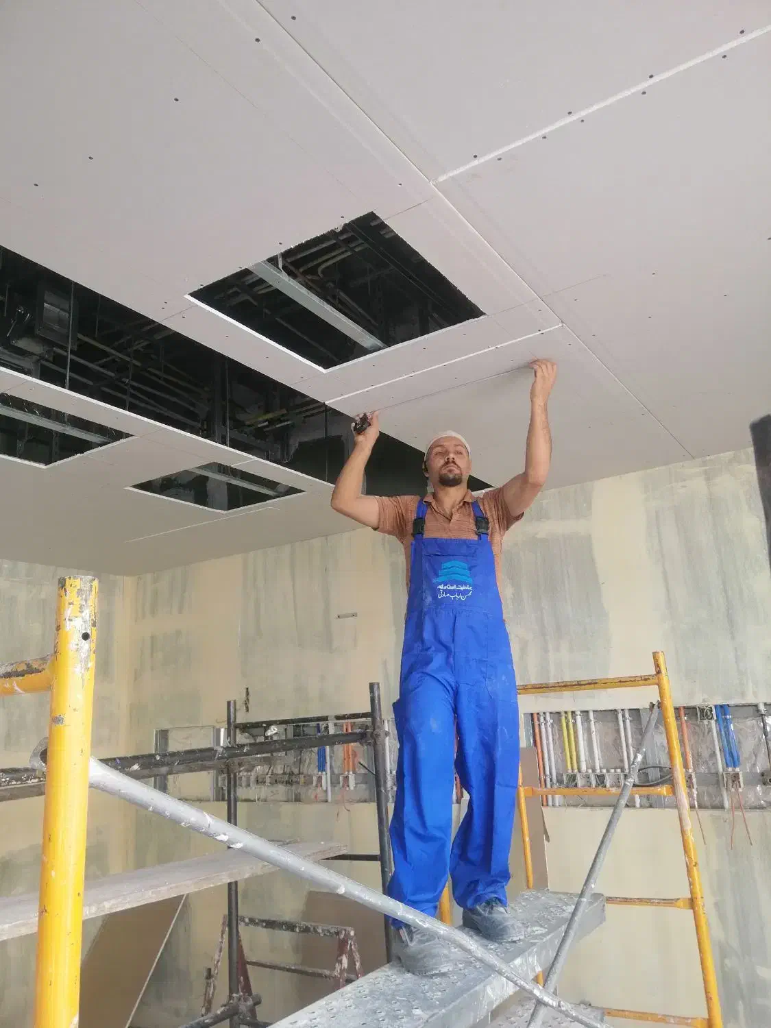 شاگرد کناف نیمه حرفه ای و حرفه ای|استخدام معماری، عمران و ساختمانی|تهران, فردوسی|دیوار