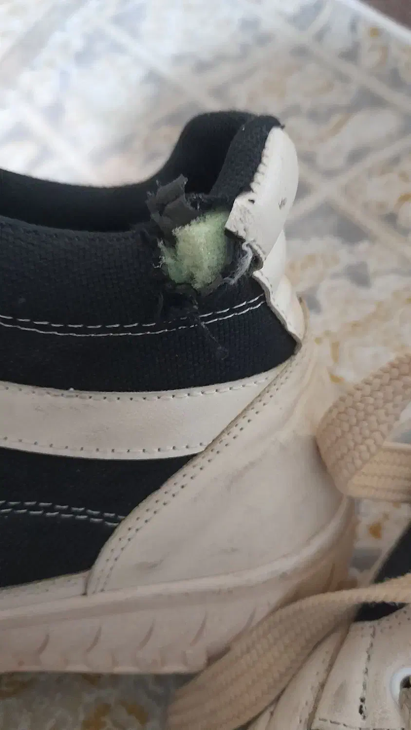 کتونی|کیف، کفش، کمربند|شهر ری, شهادت|دیوار