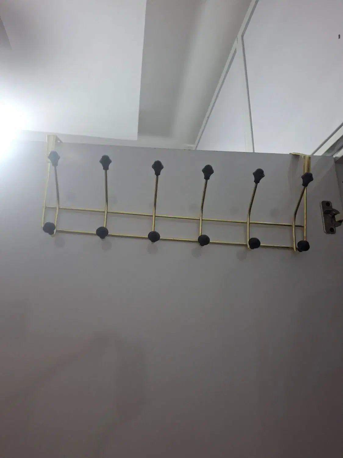 چوب لباسی|بندرخت و رخت‌آویز|قم, چهل درخت‎|دیوار