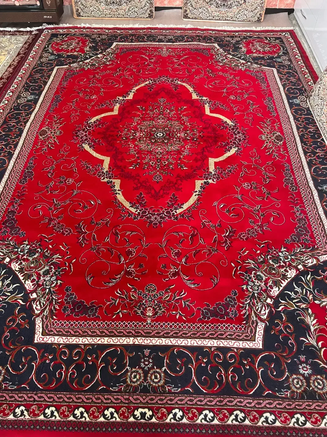 یک‌ فرش ۳/۴قرمز‌ بزرگ|فرش|نقده, |دیوار