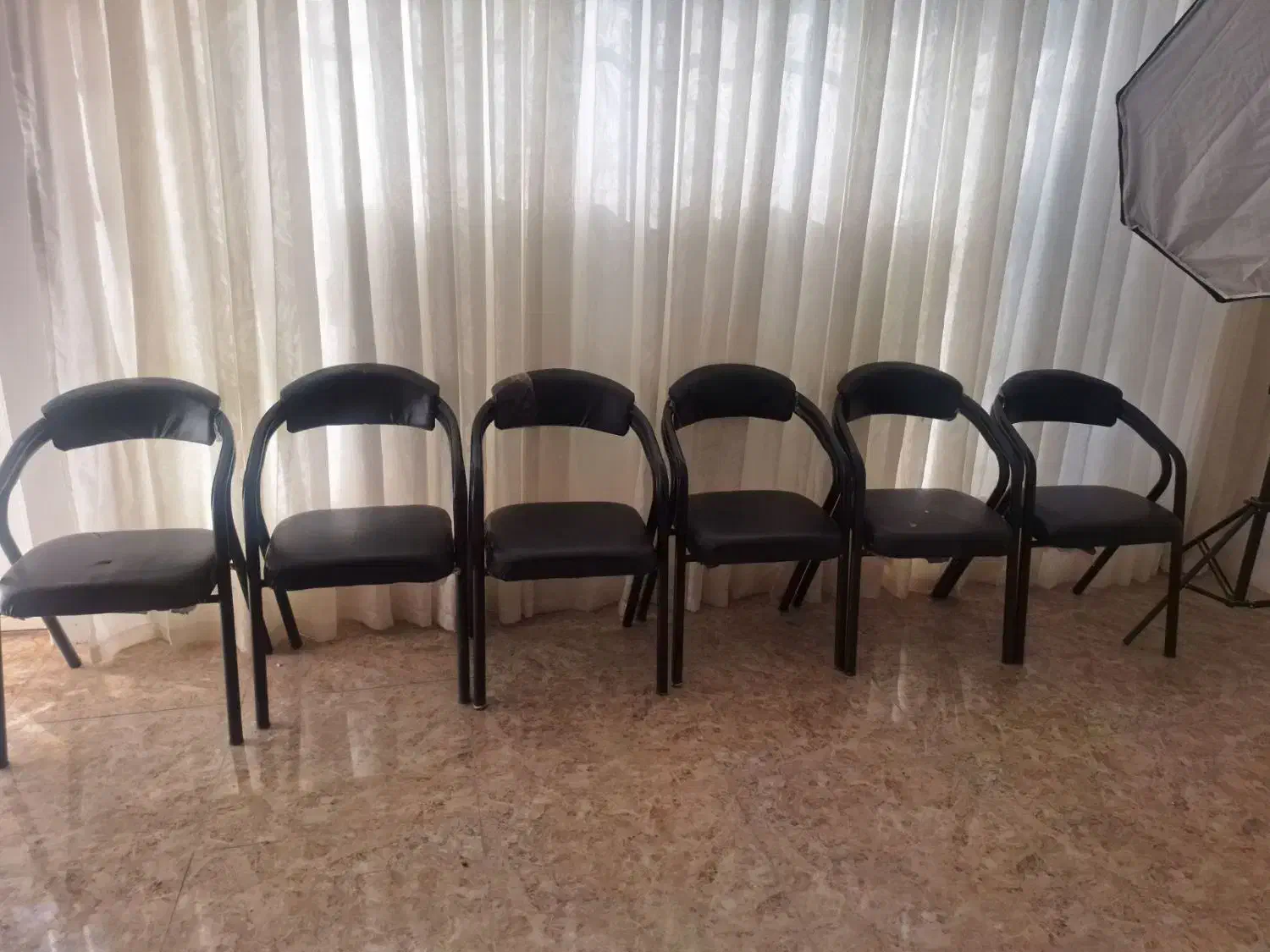 صندلی انتظار و میز رزوشن|آرایشگاه و سالنهای زیبایی|نصر آباد, |دیوار