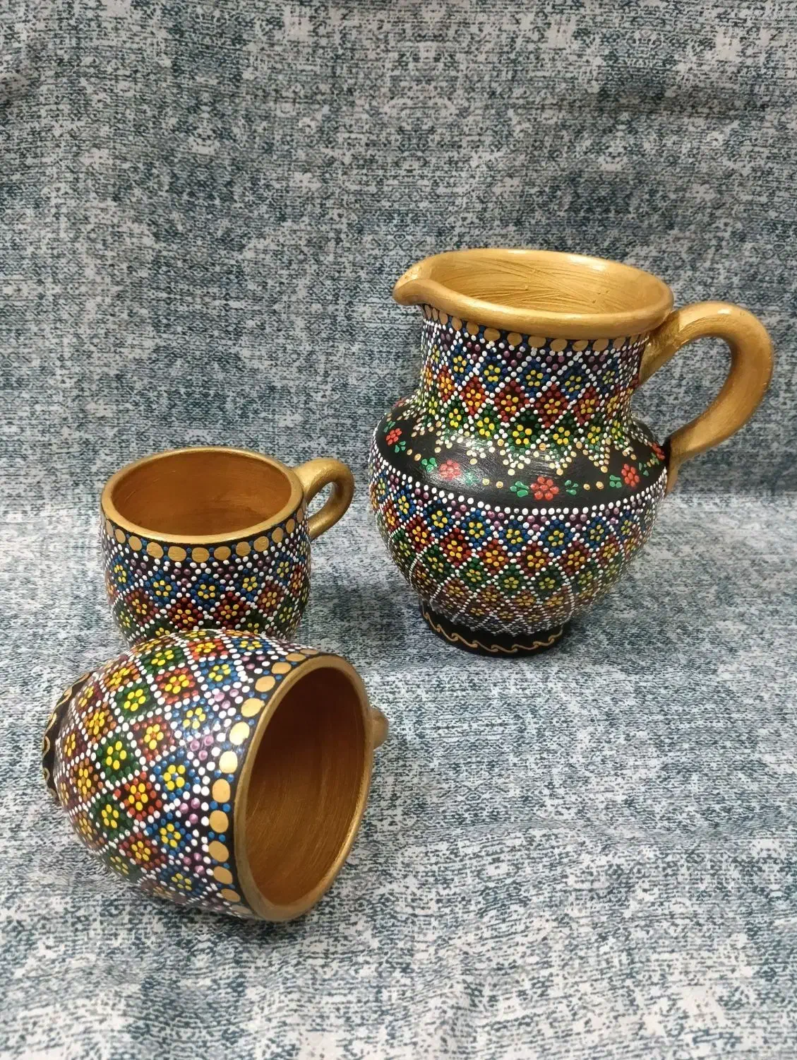 نقطه کوبی بر روی اشیا سفالی|ظروف سرو و پذیرایی|بهمن صغاد, |دیوار