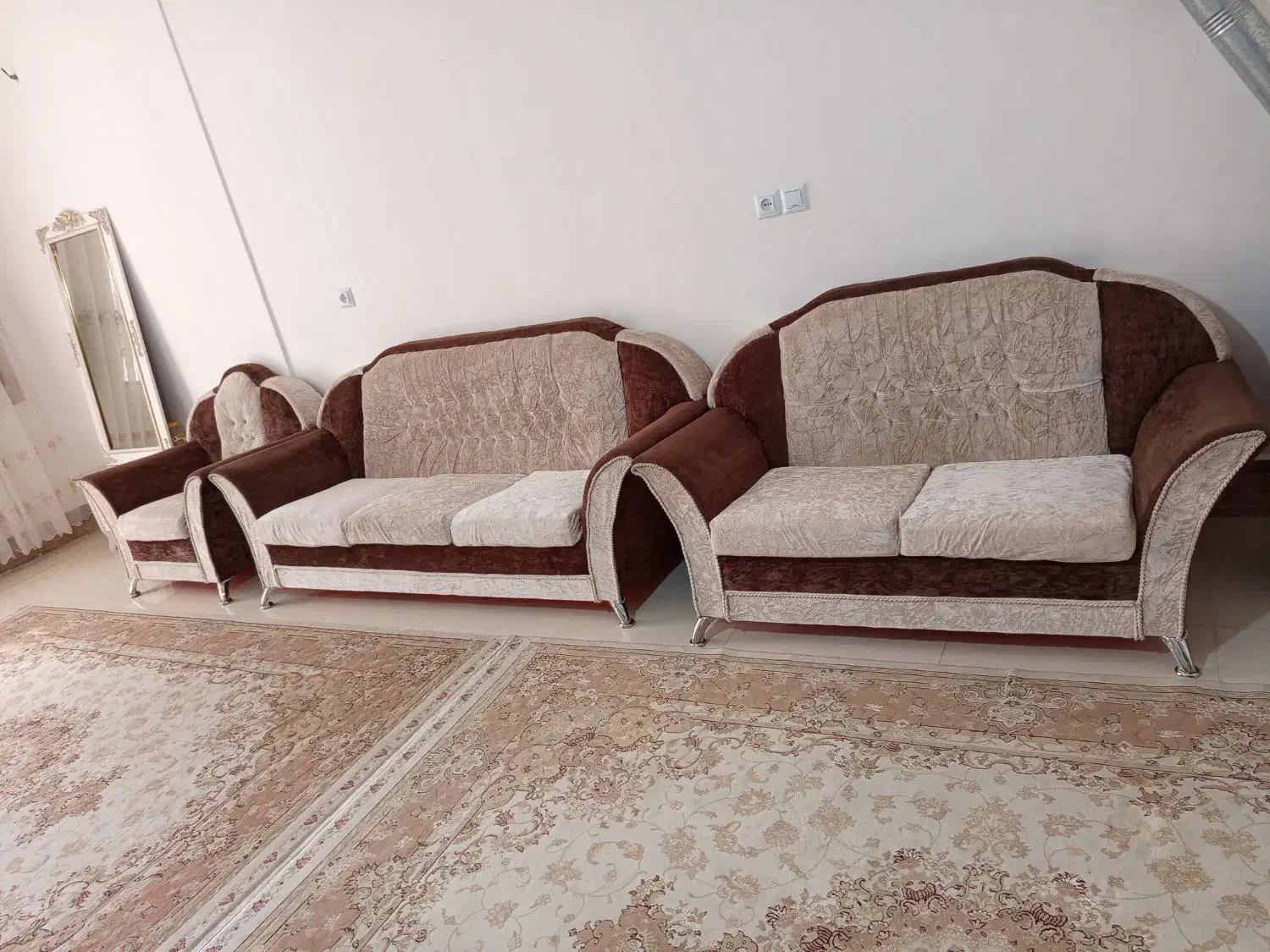 مبل 7نفره بامیزعسلی وآینه وشمعدان همه سالم|مبلمان خانگی و میز عسلی|سبزوار, غرب نیروگاه|دیوار