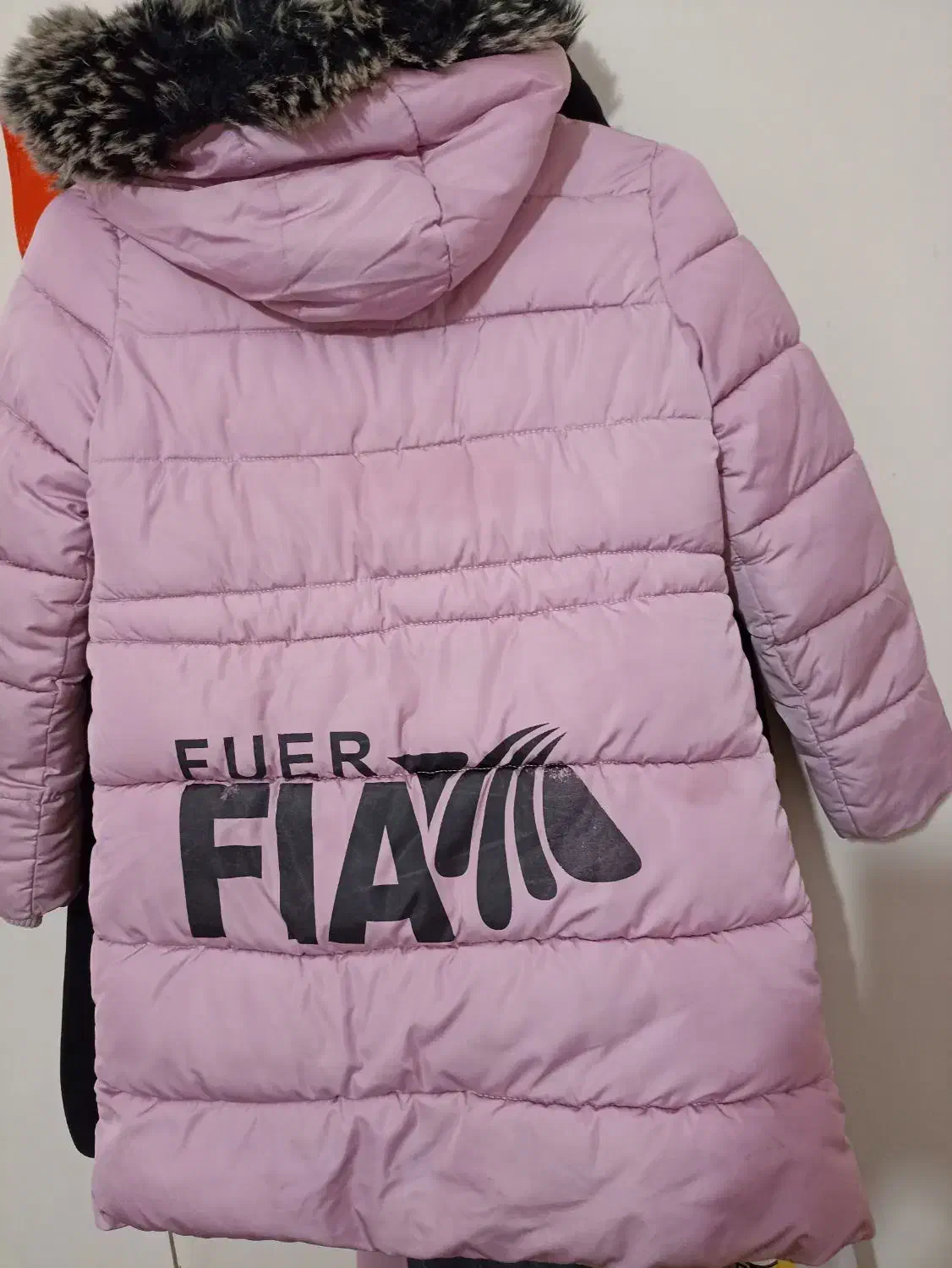 کاپشن در حد نو سالم|لباس|میانه, |دیوار