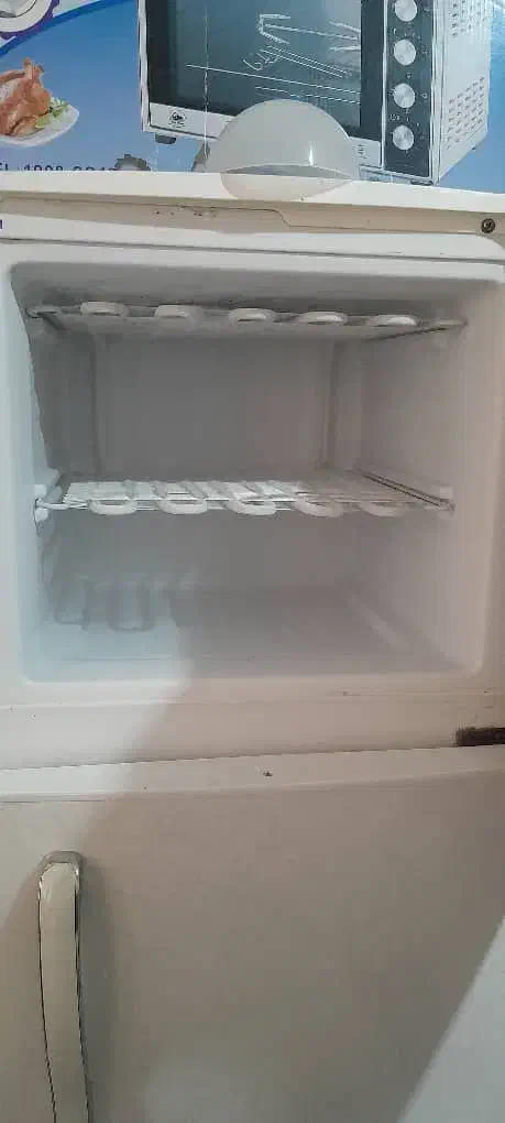 یخچال 12 فوت ایستکول موتور قدیم سالم و تمیز|یخچال و فریزر|رشت, عینک|دیوار