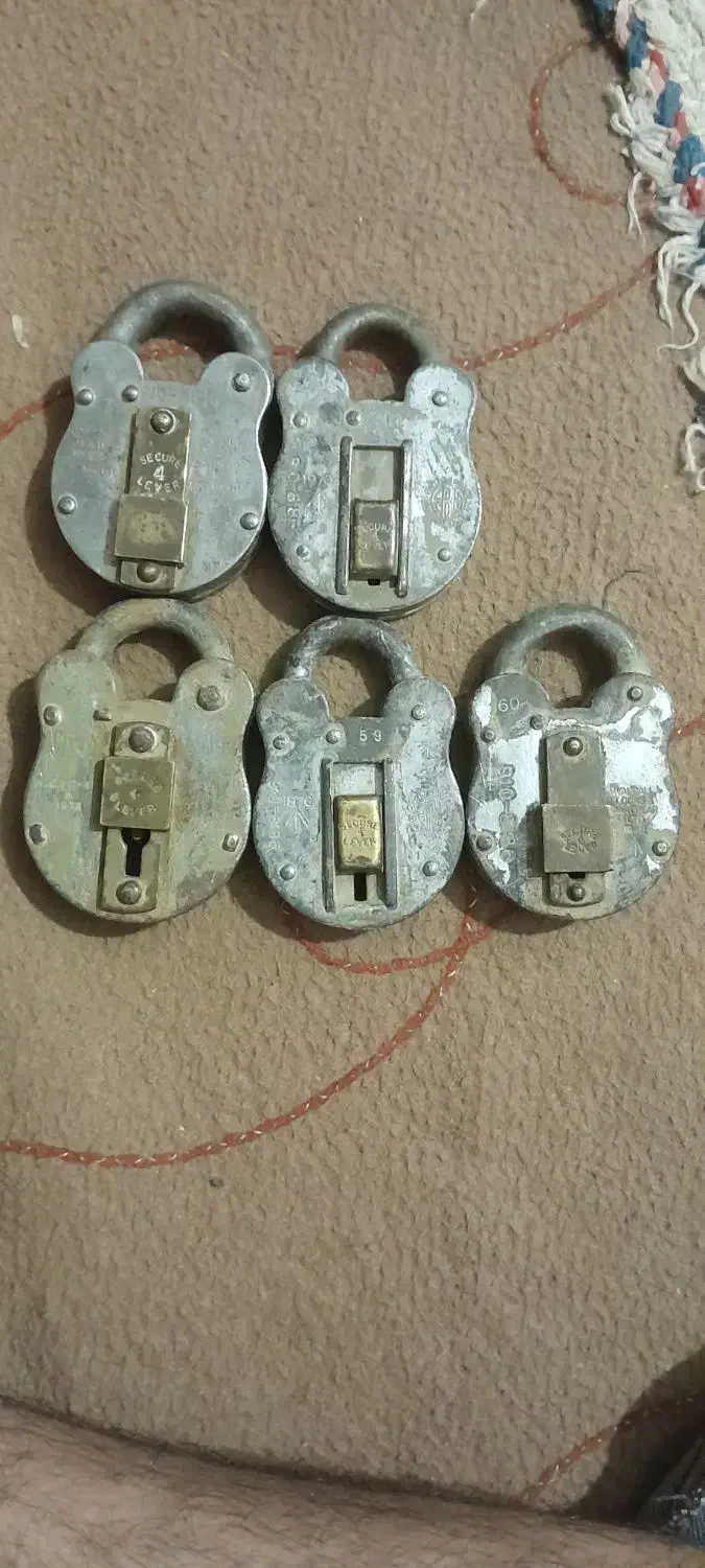 پنج عدد قفل قدیمی|کلکسیون اشیاء عتیقه|مسجد سلیمان, |دیوار