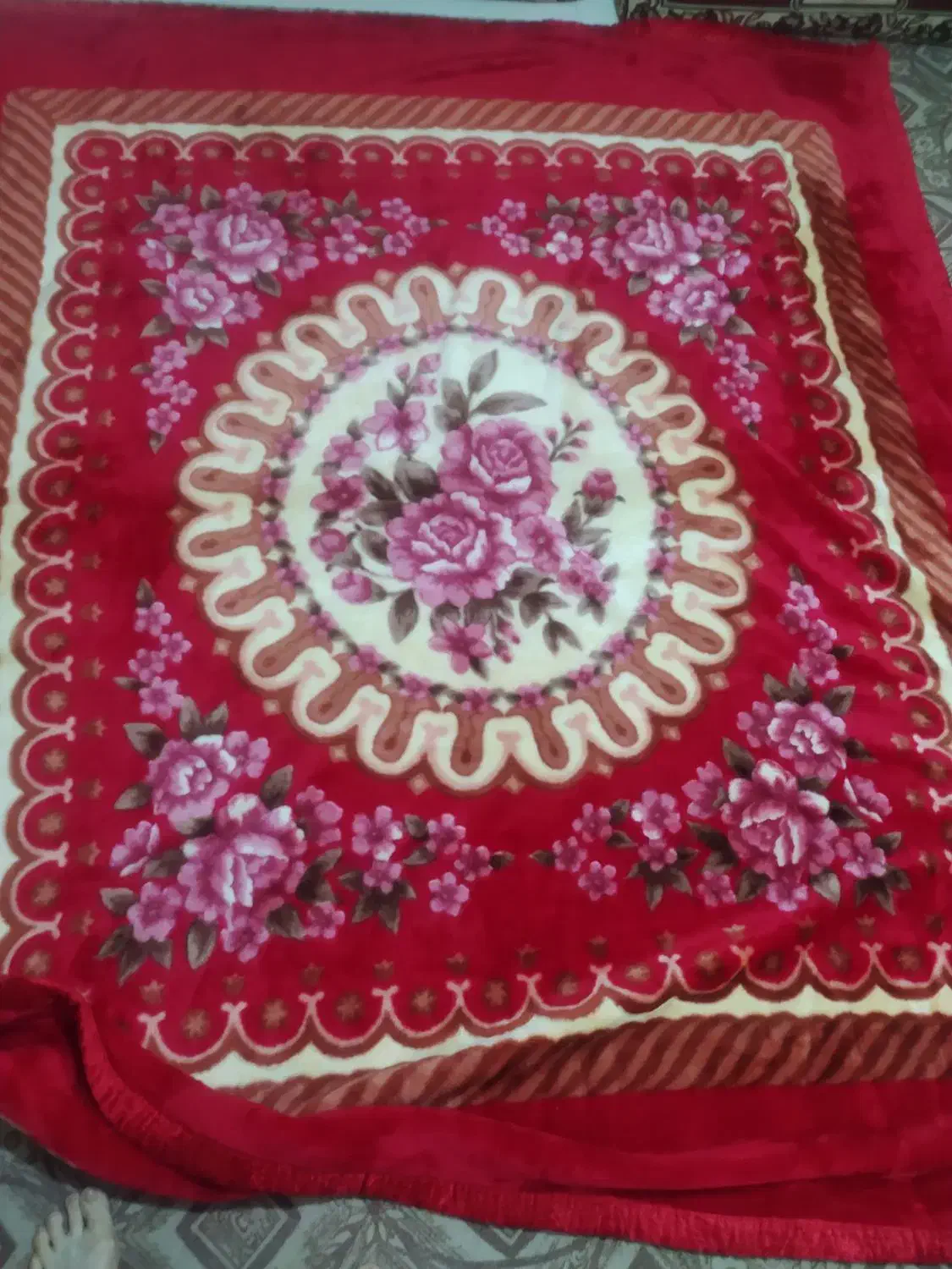 تعدادی پتوی نو و درحد نو|رختخواب، بالش، پتو|اراک, |دیوار