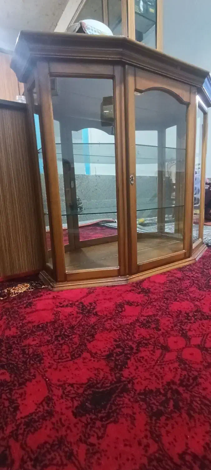 بوفه یا ویترین تر تمیز چوبی کاملا سالم|بوفه، ویترین، کنسول|هشتگرد, مدرس|دیوار