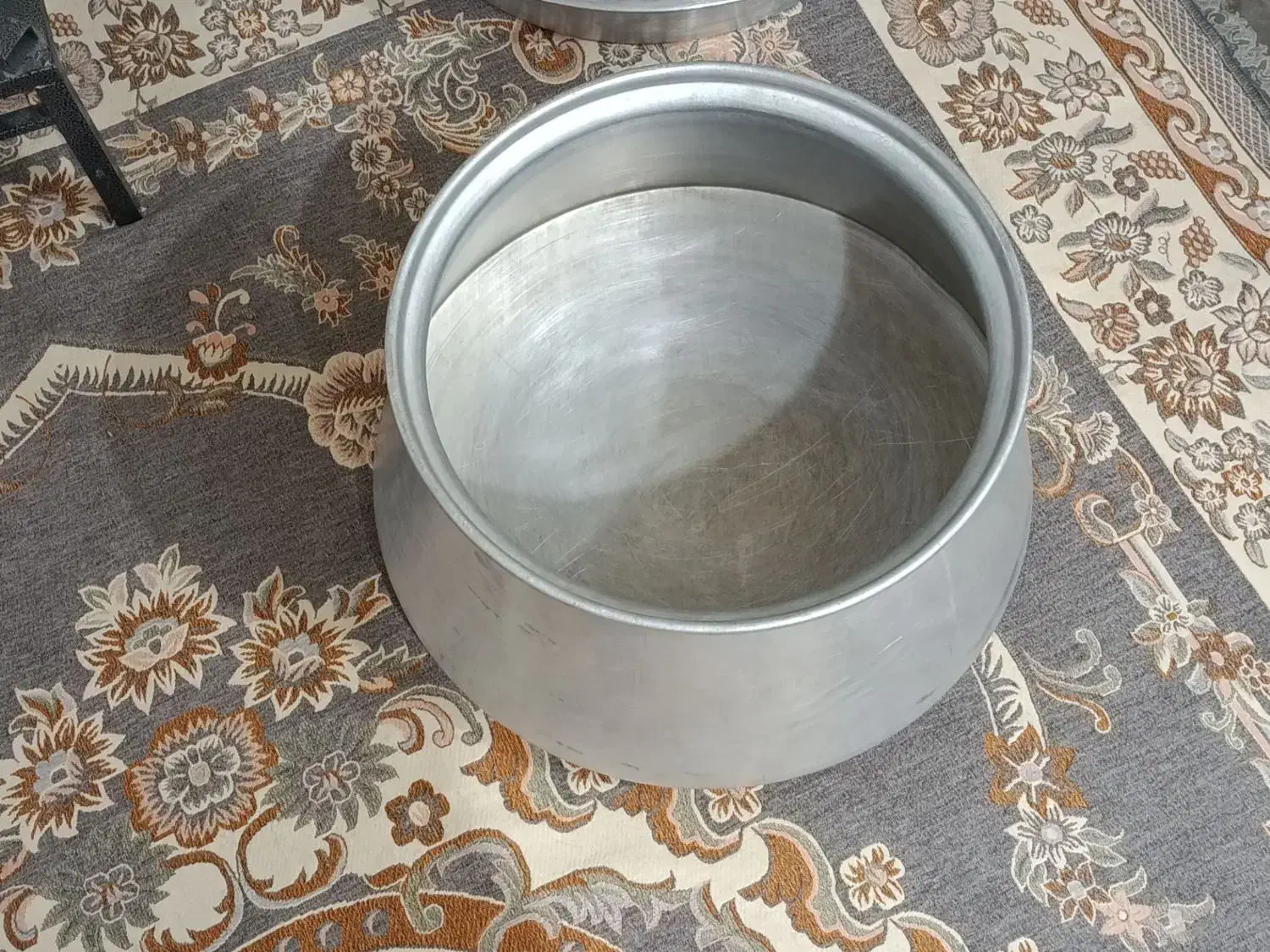 قابلمه وتشت خمیر|ظروف پخت‌وپز|ایلام, |دیوار