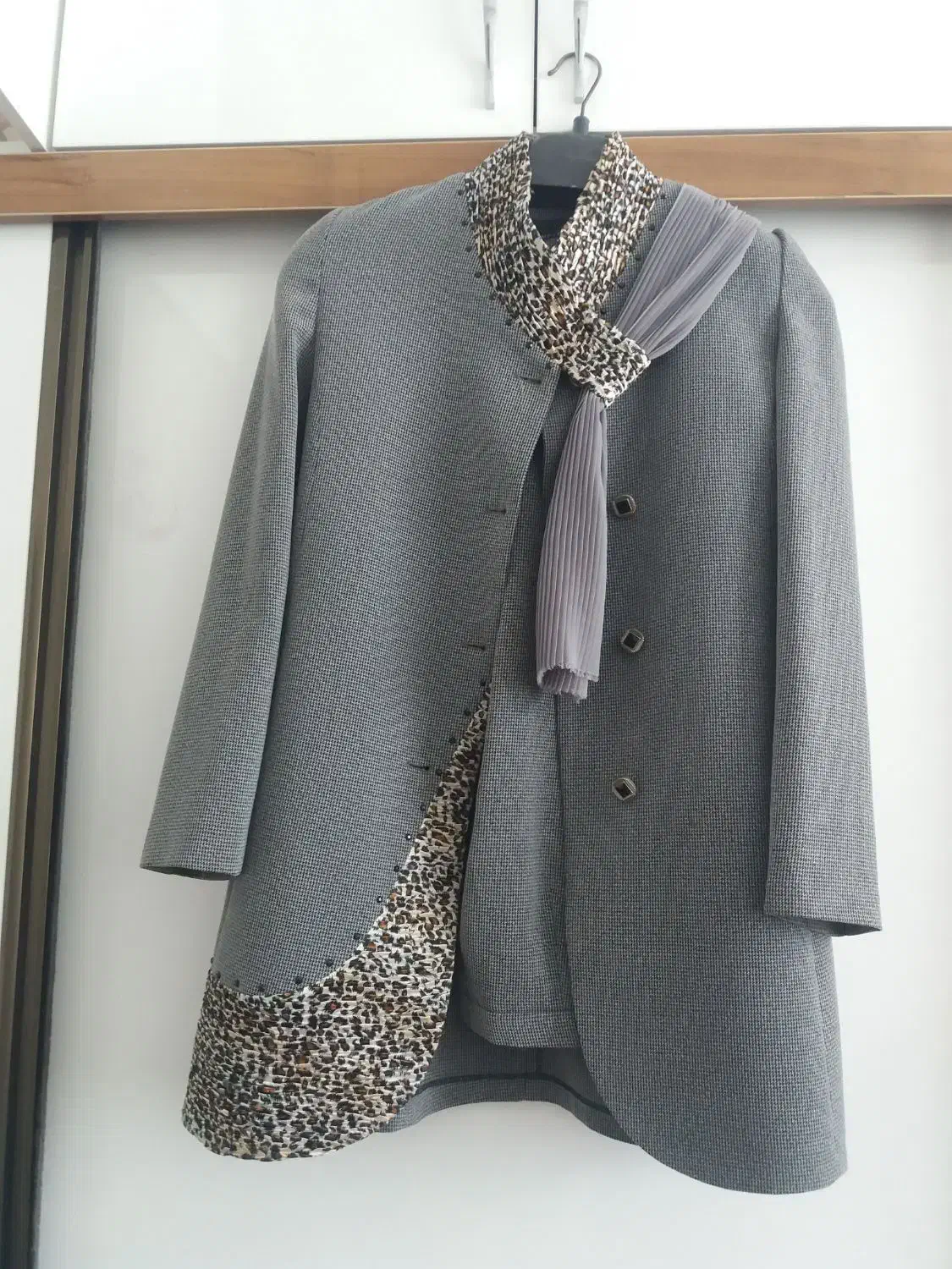 تعدادی لباس|لباس|اردبیل, |دیوار