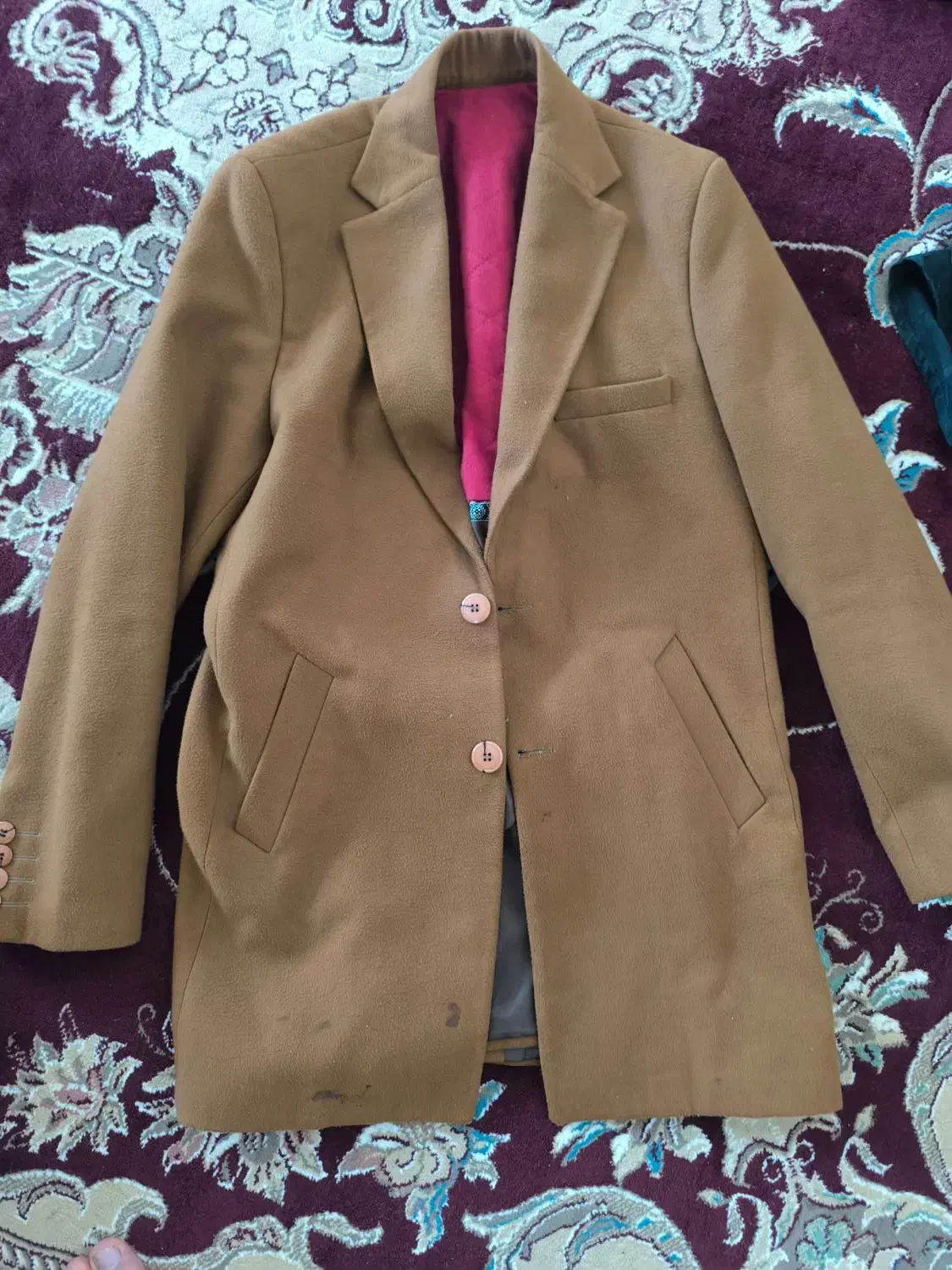 پالتو و بوت قهوه‌ای|کیف، کفش، کمربند|تاکستان, |دیوار