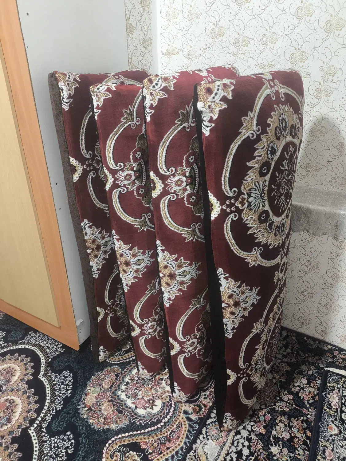 پشتی بزرگ پر بار|پشتی|مشهد, خواجه ربیع|دیوار