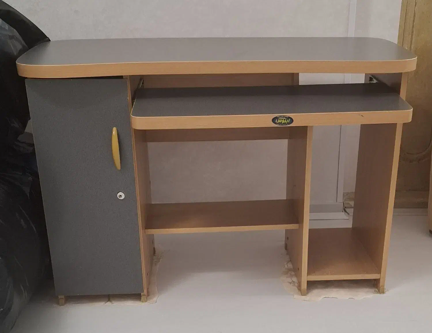 میز کامپیوتر سالم و مناسب|میز تحریر و کامپیوتر|شیراز, فرهنگ شهر|دیوار