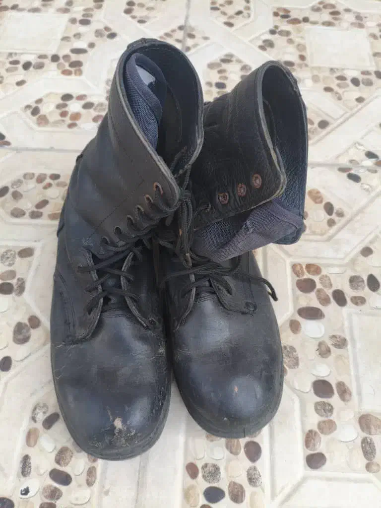 پوتین نظامی مشکی و خاکی|کیف، کفش، کمربند|آغاجاری, |دیوار