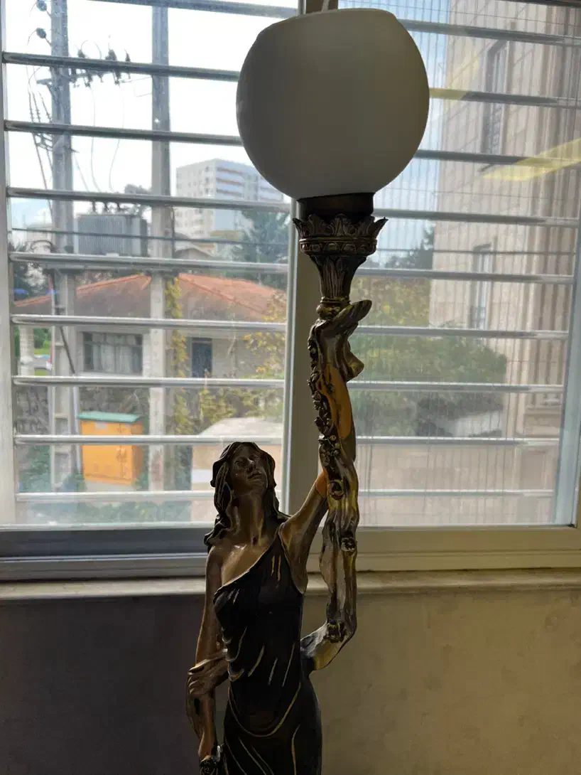 اباژور مجسمه بانو مشعل و میزش|چراغ خواب و آباژور|رشت, گلباغ نماز|دیوار