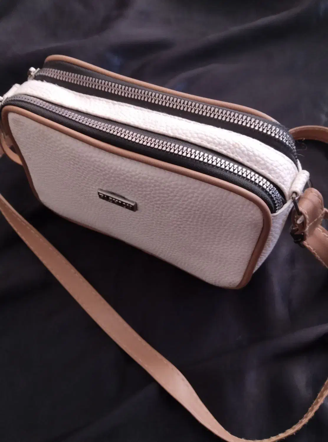 دوعدد کیف|کیف، کفش، کمربند|دورود, |دیوار