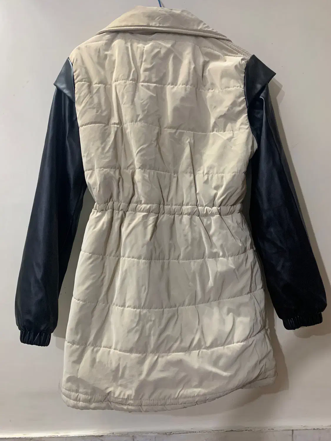 کاپشن|لباس|تربتحیدریه, حسنی بالا|دیوار