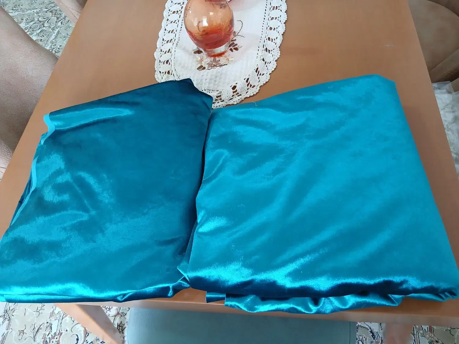 کنار پرده مخمل رنگ فیروزه ای در حدنو|پرده، رانر، رومیزی|سنندج, |دیوار