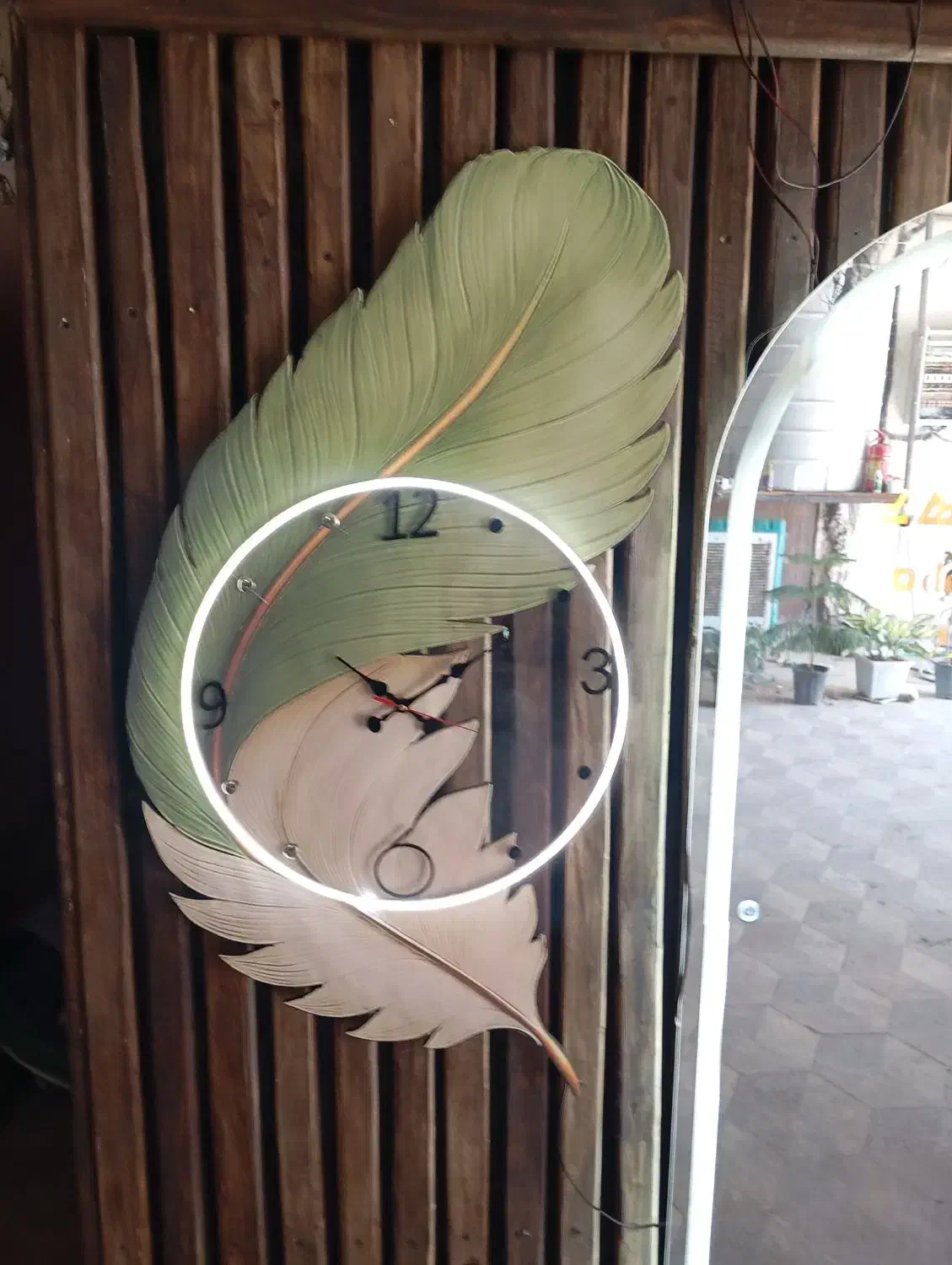 ساعت|ساعت دیواری و تزئینی|شیراز, کوشک میدان|دیوار