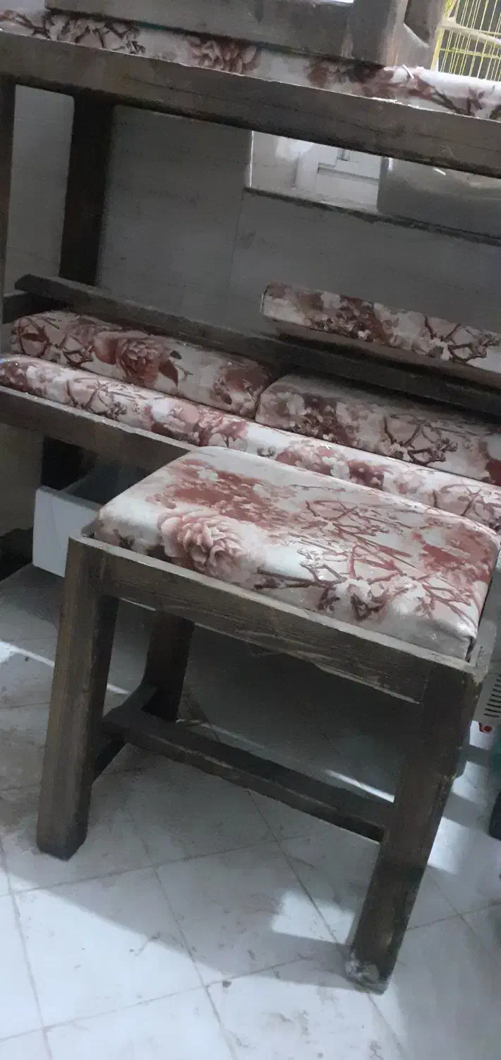 تعدادی نیمکت چوبی|صندلی و نیمکت|سمنان, |دیوار