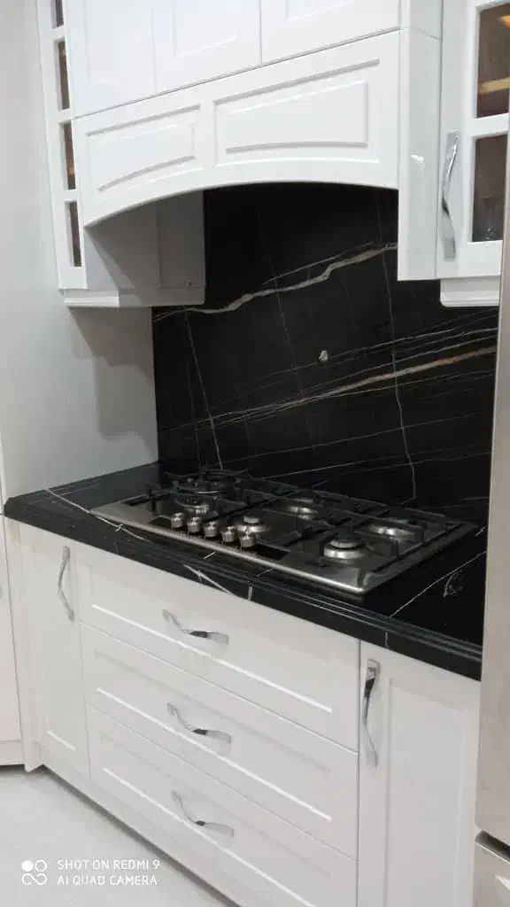 اجرای کانترتاپ سنگ طبیعی کوارتز کورین سرامیک ال جی|خدمات پیشه و مهارت|آمل, |دیوار