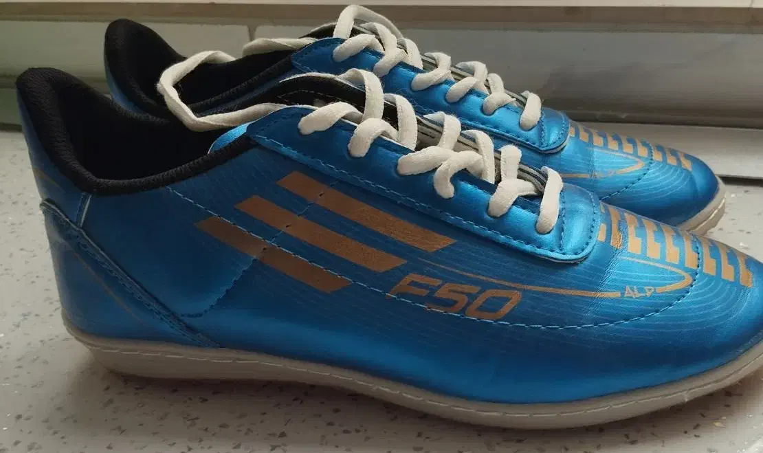 کتونی فوتبالی|کیف، کفش، کمربند|زنجان, |دیوار