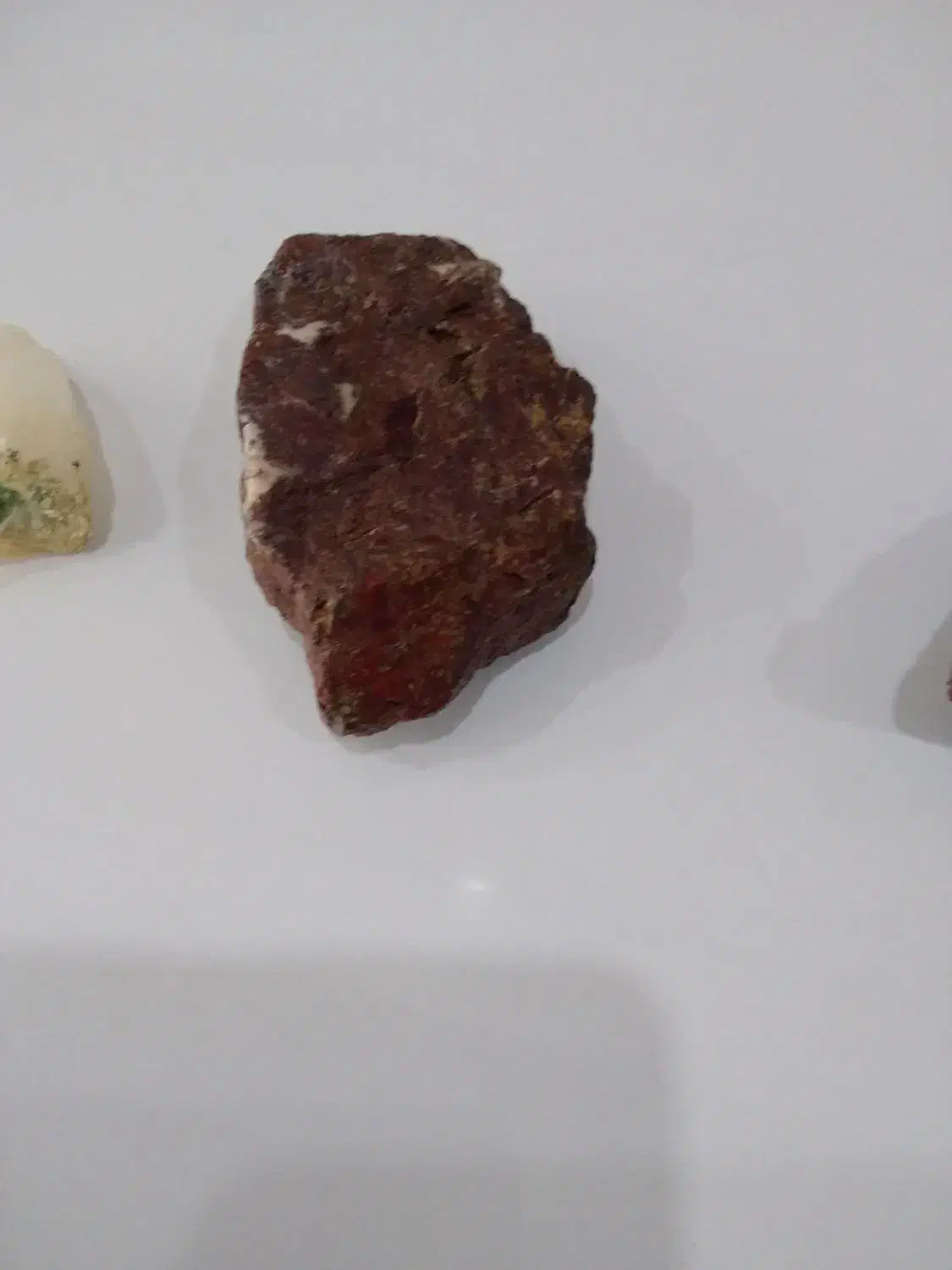 اولین سنگ سفید شب ها جلوی نور میده شبیه الماس و|جواهرات|سنندج, |دیوار