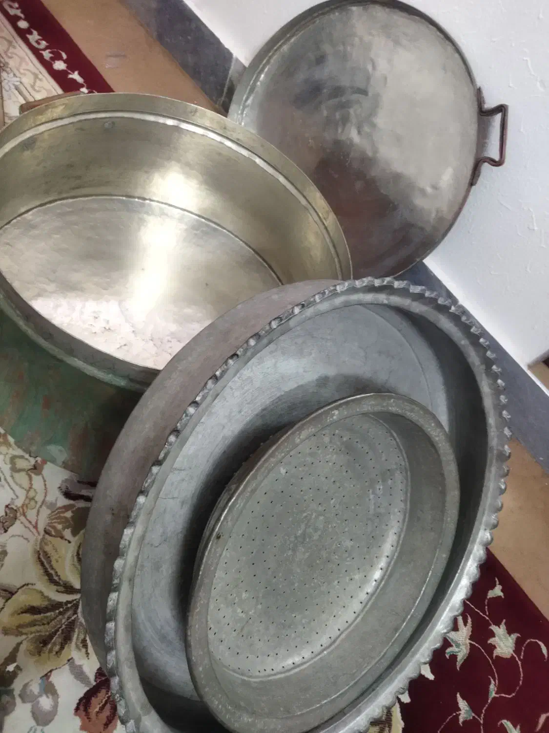 دیگ مسی قدیمی وآبکش وتشت|کلکسیون اشیاء عتیقه|شاهین‌شهر, گزبرخوار|دیوار