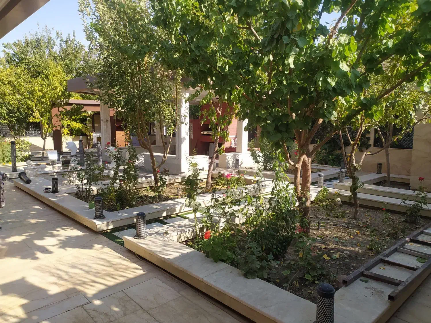 رسیدگی به گل های آپارتمانی و باغچه و تعویض گلدان|خدمات باغبانی و درختکاری|شاهین‌شهر, خانه کارگر|دیوار