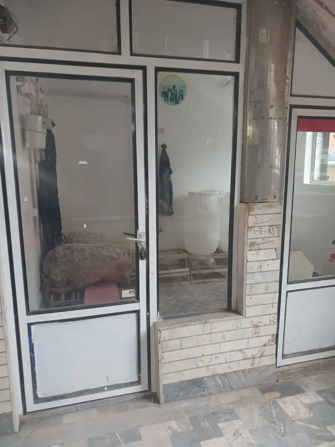 یک باب مغازه در پاساژ ولیعصر بالاتر از بانک رفاه|فروش مغازه و غرفه|گرمی, |دیوار