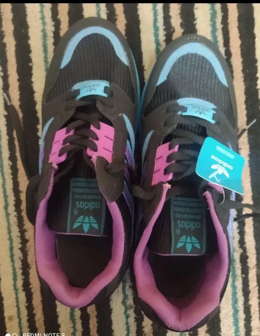 کفش|کیف، کفش، کمربند|جوکار, |دیوار