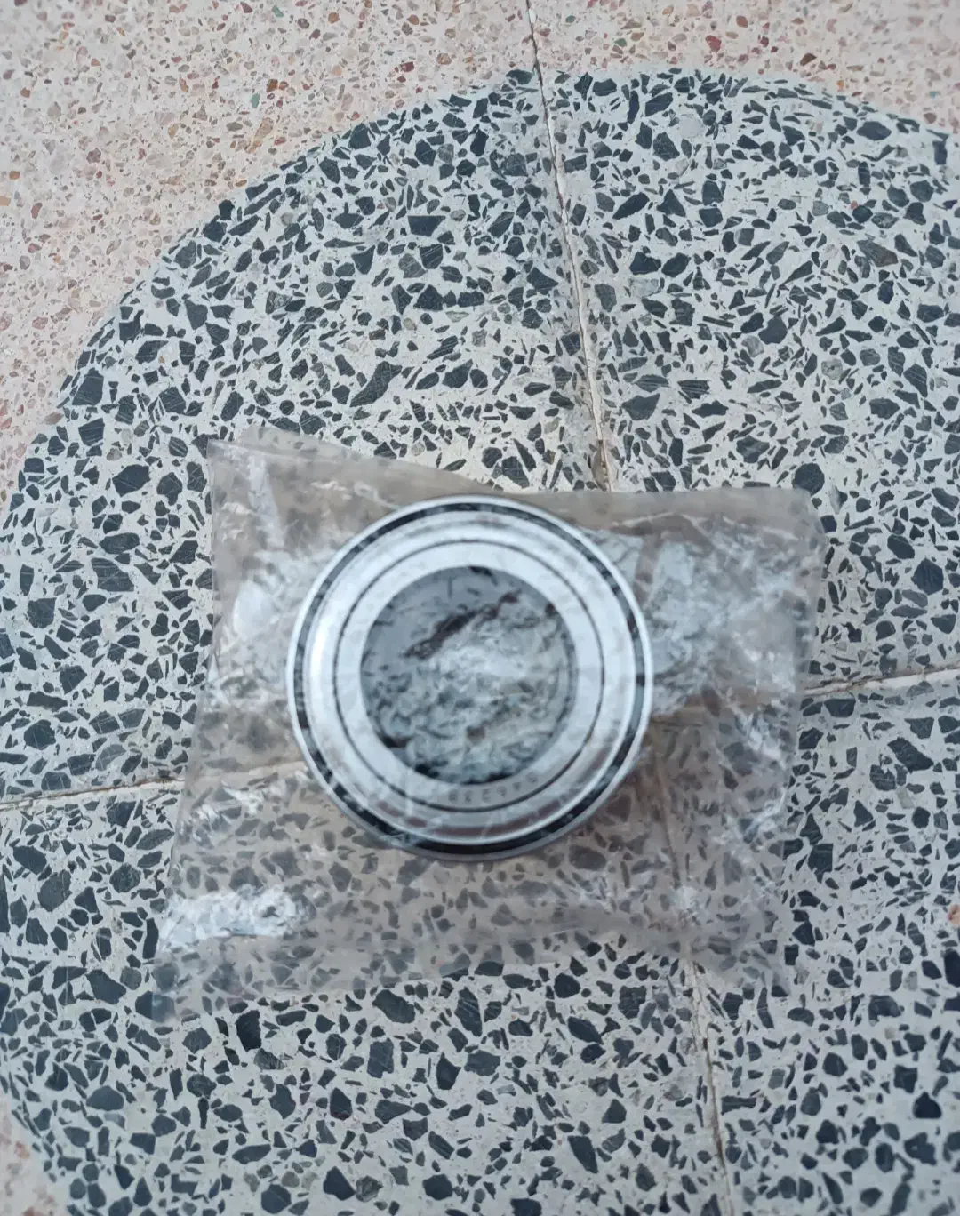 تعدادی وسایل ماشین درب پژو باتری نو و بلبرینگ|قطعات یدکی و لوازم جانبی|شیراز, هفت تنان|دیوار